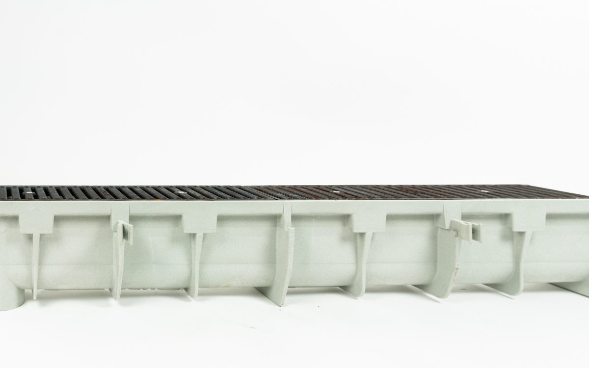 https://swiftdrain.com/wp-content/uploads/2016/12/trench-drain-side-view-dura-slope-2-1200x750.jpg